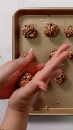 Roll into bite sized balls.