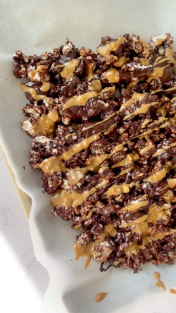 drizzle remaining chocolate and peanut butter